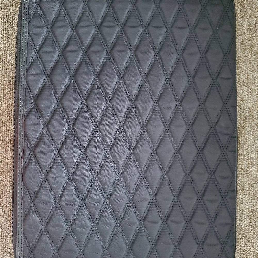 Knomo quilted laptop sleeve